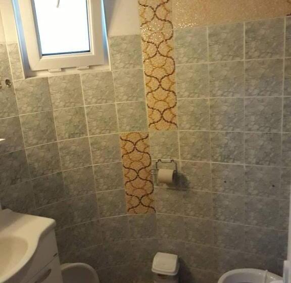Трехместный Номер Стандарт с Балконом, Fema Guest House