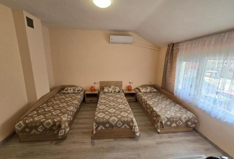 Трехместный Номер Стандарт с Балконом, Fema Guest House