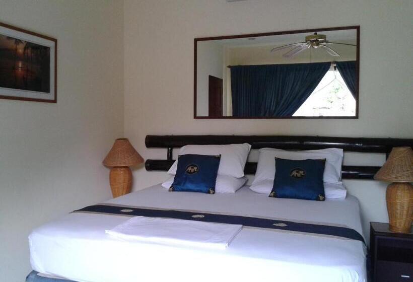 디럭스 룸, The Waterfront Hotel At Fishermans Village