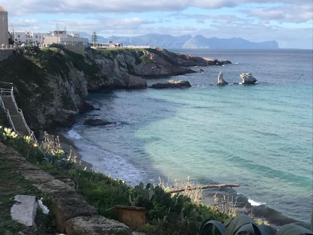 اتاق لوکس با چشم‌انداز دریا, By The Sea