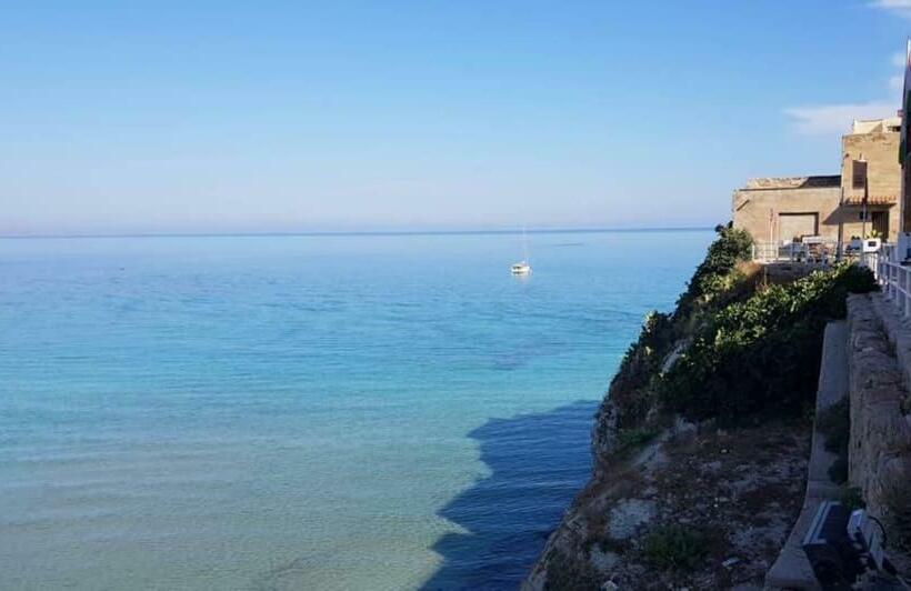 اتاق لوکس با چشم‌انداز دریا, By The Sea