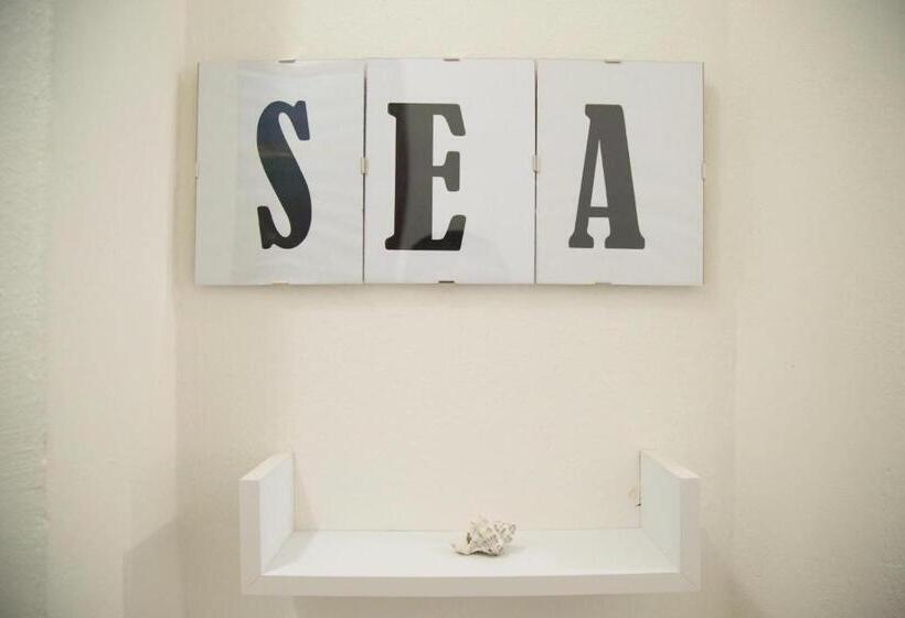 اتاق لوکس با چشم‌انداز دریا, By The Sea