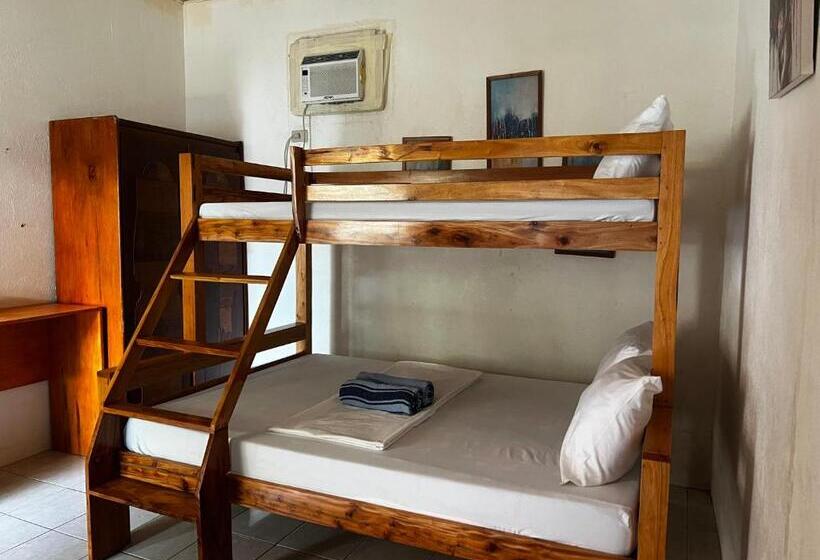Четырехместный Номер Стандарт с Балконом, Pescador View   Beach Resort & Restaurant