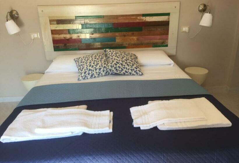 スタンダードトリプルルーム, Hostal Al Porto