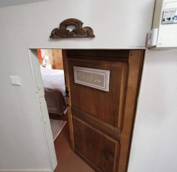 اتاق استاندارد, Au 16 Place Saint Louis