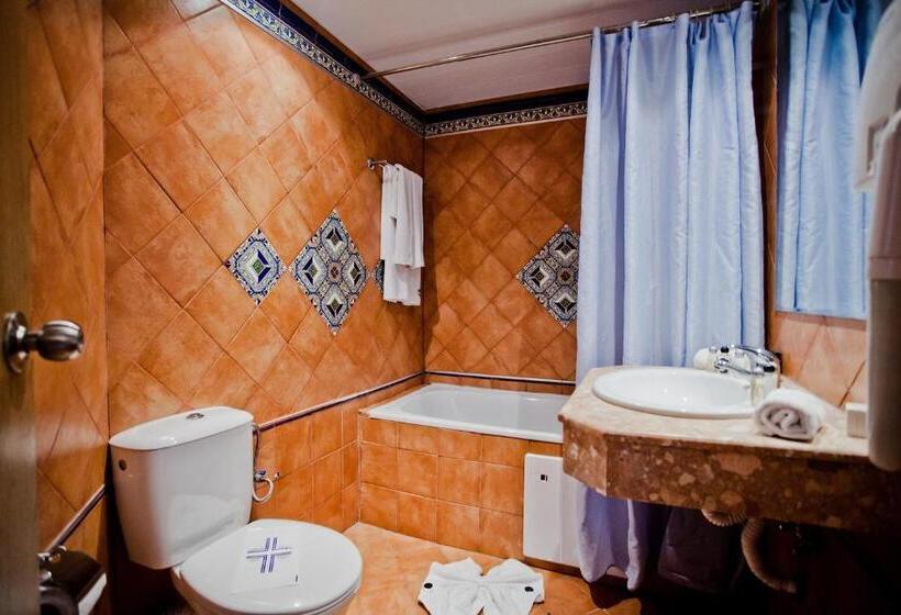 可看到停车场的标准间, Atrium Beach Hotel   All Inclusive