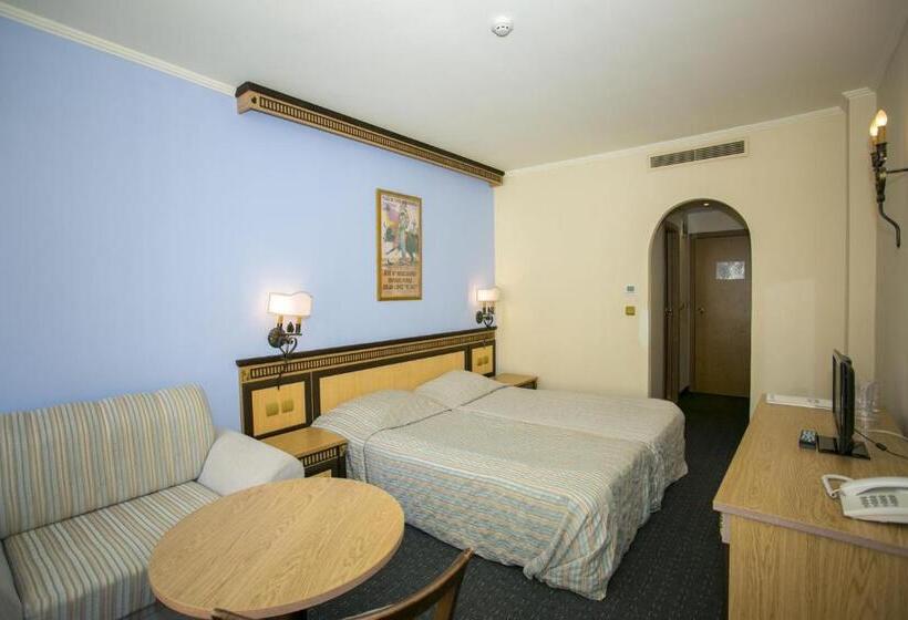 可看到停车场的标准间, Atrium Beach Hotel   All Inclusive