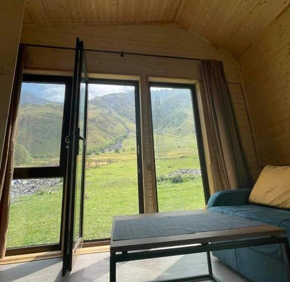 اتاق خانوادگی با چشمانداز کوه, Kazbegi Twins