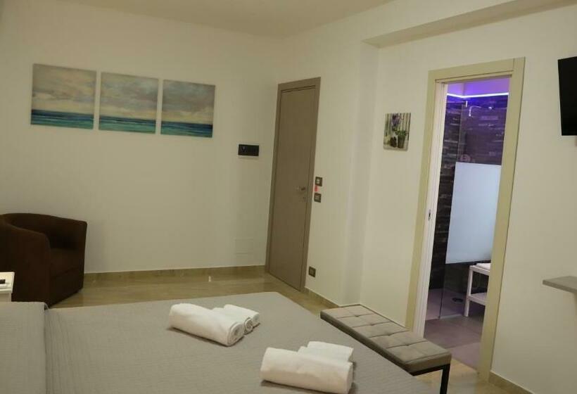 3 Bett Standardzimmer Balkon, Avola My House B&b
