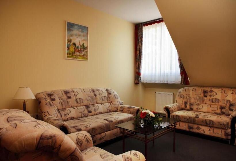 Люкс, Lipa Hotel és étterem