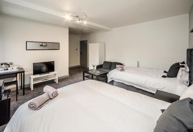 Deluxe Trippelrum, Huddersfield Central Lodge