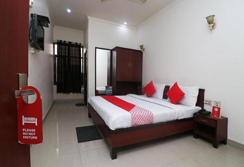 اتاق لوکس سه تخته, Gayatri Palace By Oyo Rooms