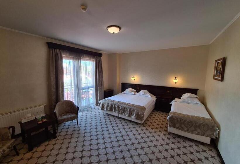 Трехместный Номер Стандарт с Балконом, Golden House