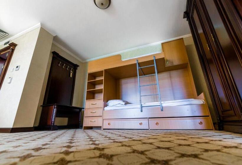 Family Suite, Golden House