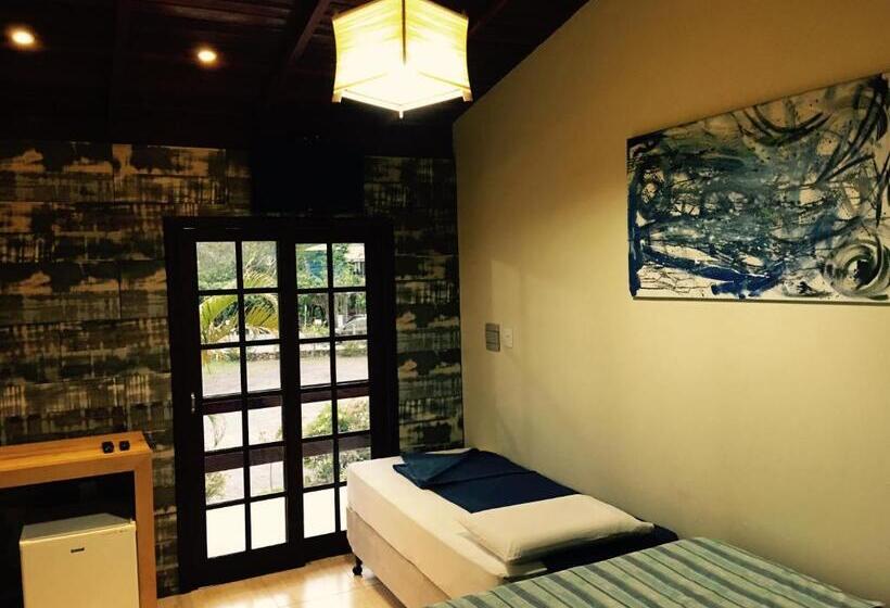 带阳台的三人标准间, Pousada A Cabana