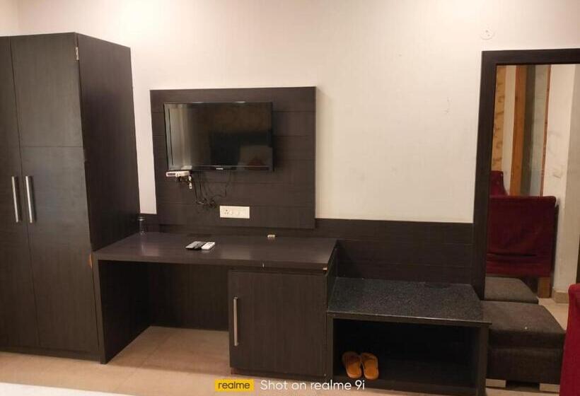Номер Deluxe, Ashoka Hotel By Wb Inn