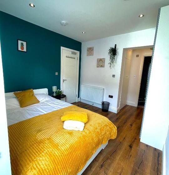 스탠다드 스튜디오, Beautiful Studio Flat