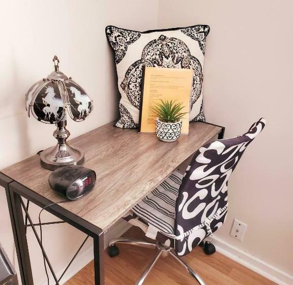 Номер Стандарт, Room In Guest Room   Black White Rm By Yale U