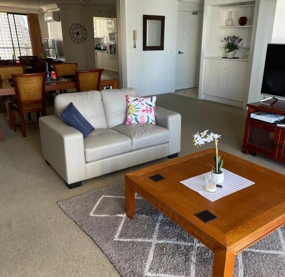 آپارتمان اقتصادی دو خوابه, Surfers Century Oceanside Apartments