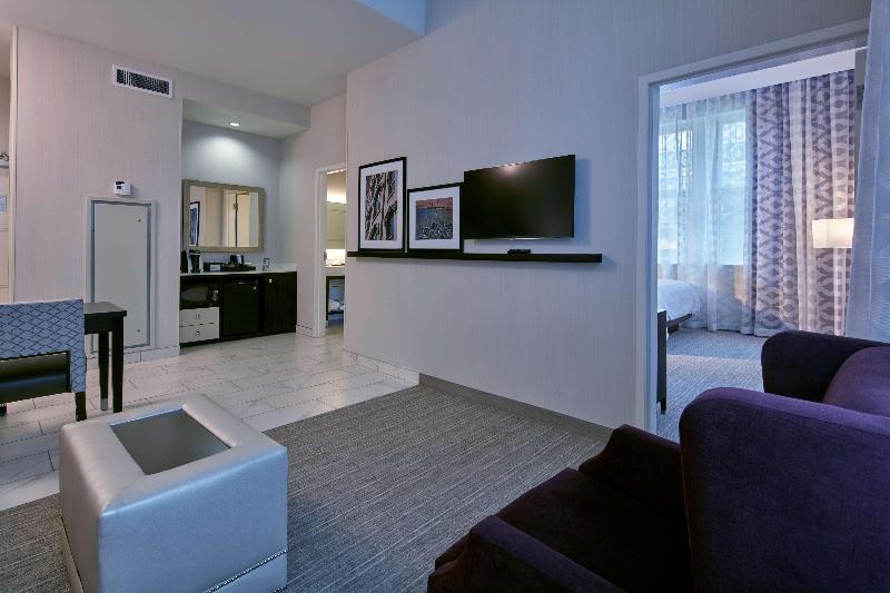 스위트 킹사이즈 침대, Embassy Suites Louisville Downtown