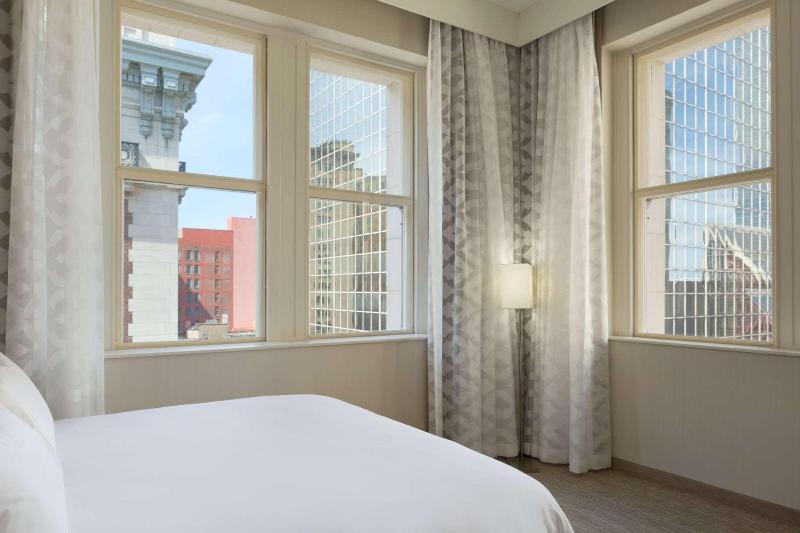 스위트 킹사이즈 침대, Embassy Suites Louisville Downtown