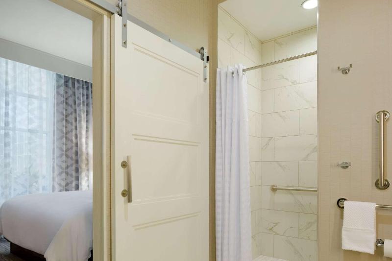 장애인을 위한 스위트, Embassy Suites Louisville Downtown