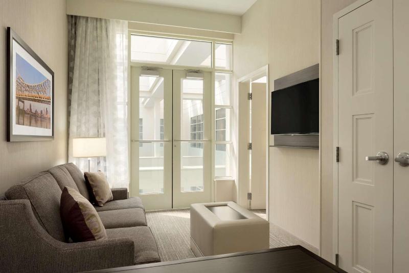 장애인을 위한 스위트, Embassy Suites Louisville Downtown