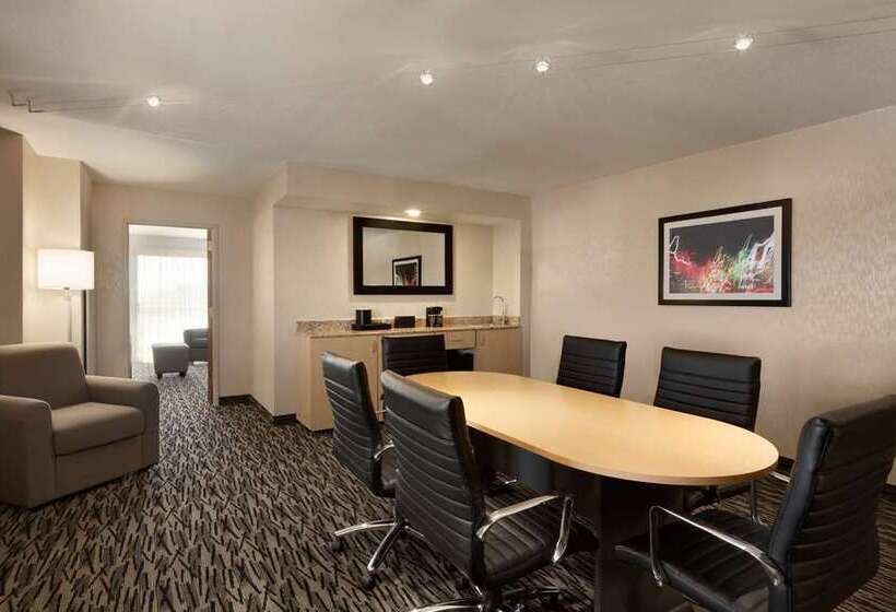 스위트, Embassy Suites Louisville Downtown