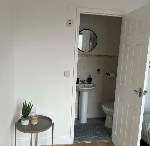Дом 1 Спальня, Cheerful 5 Bedrooms & En Suite Bathrooms Town House