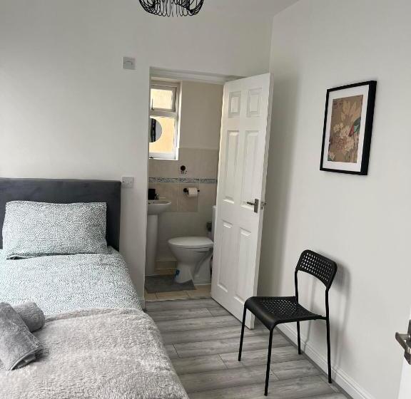 Дом 1 Спальня, Cheerful 5 Bedrooms & En Suite Bathrooms Town House