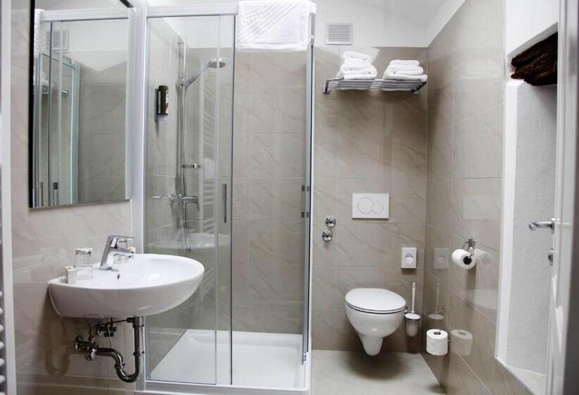 اتاق راحتی, Garni Hotel Dvor