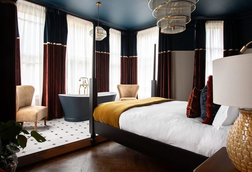Номер Стандарт, Worplesdon Place