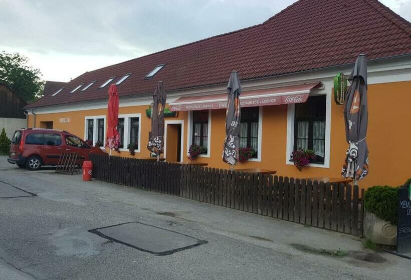 标准三人间, Ubytování Jeřábek