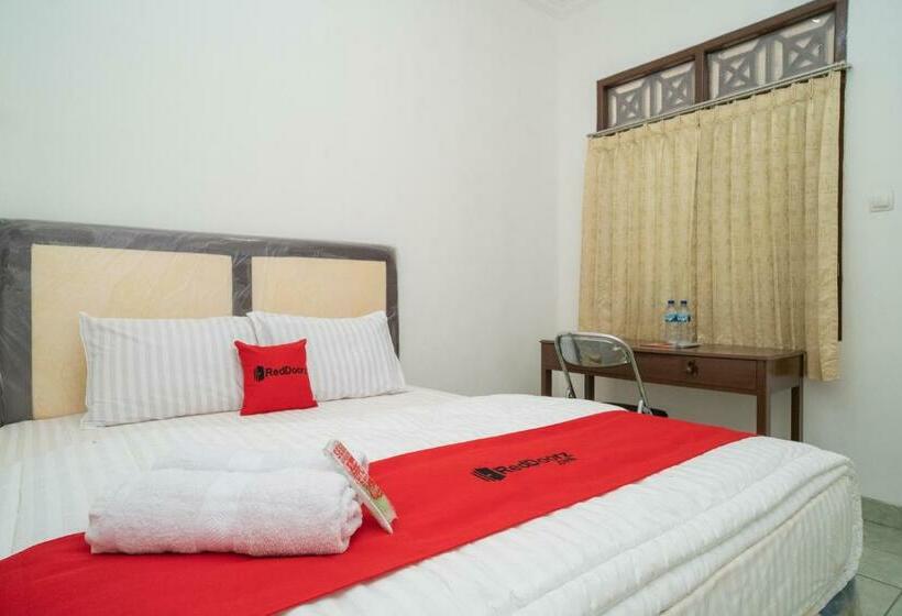 Номер Стандарт, Reddoorz Near Bundaran Ciceri