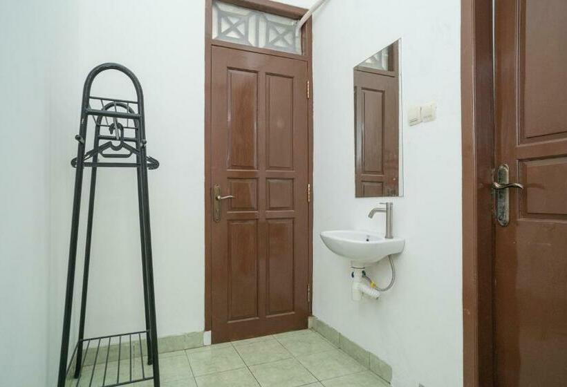 Номер Стандарт, Reddoorz Near Bundaran Ciceri