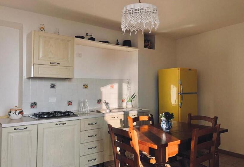 庭の見える１ベッドルームアパートメント, Agriturismo Castelvecchio, Casa Vacanza Con Piscina A Fabriano