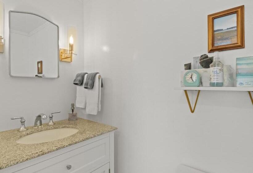 스탠다드 룸 킹사이즈 침대, The Seagrove Suites & Guest Rooms