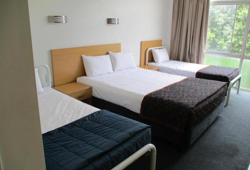 패밀리 룸, Airway Motel