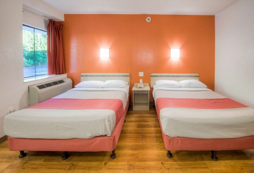스탠다드 룸 더블 침대 2개, Motel 6niantic, Ct  New London
