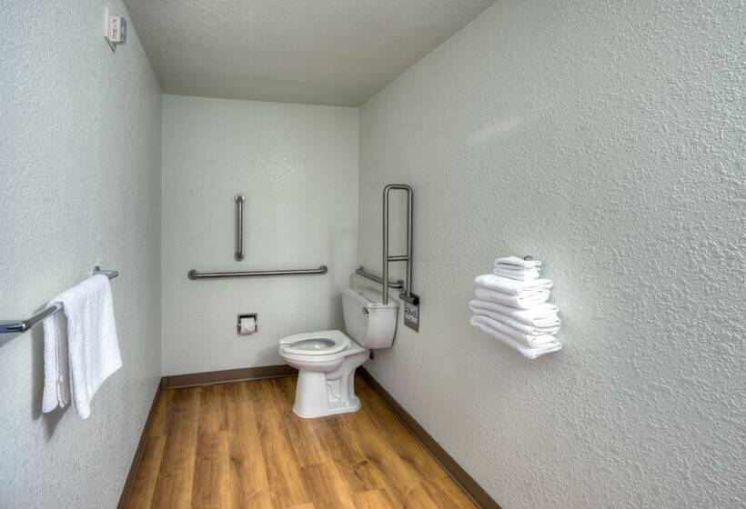 장애인용 디럭스룸, Motel 6niantic, Ct  New London