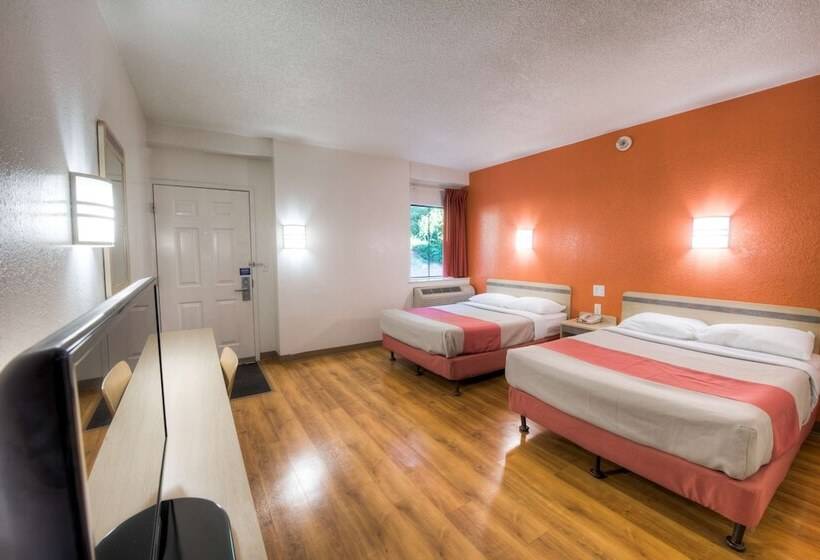장애인용 디럭스룸, Motel 6niantic, Ct  New London