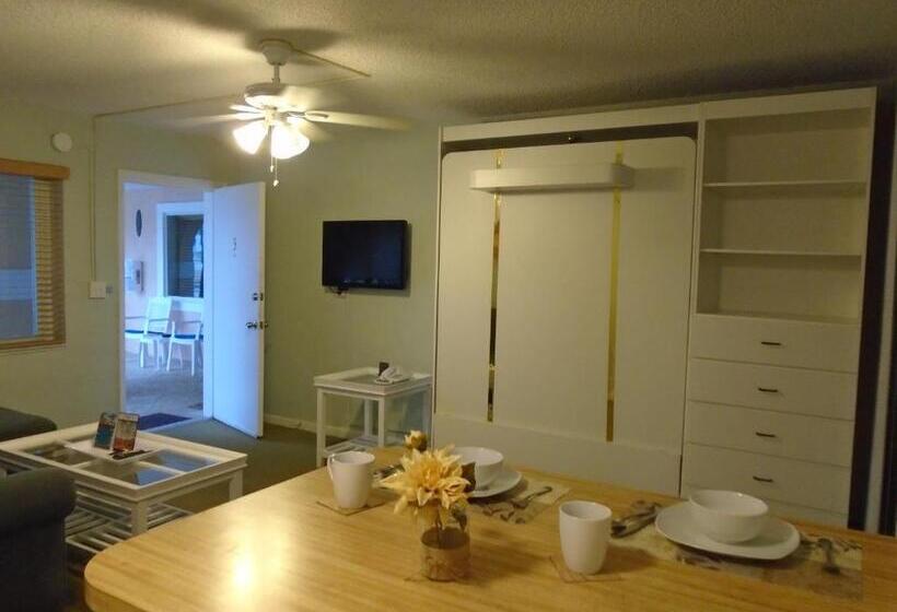 סטודיו סופריור, Coral Key Inn