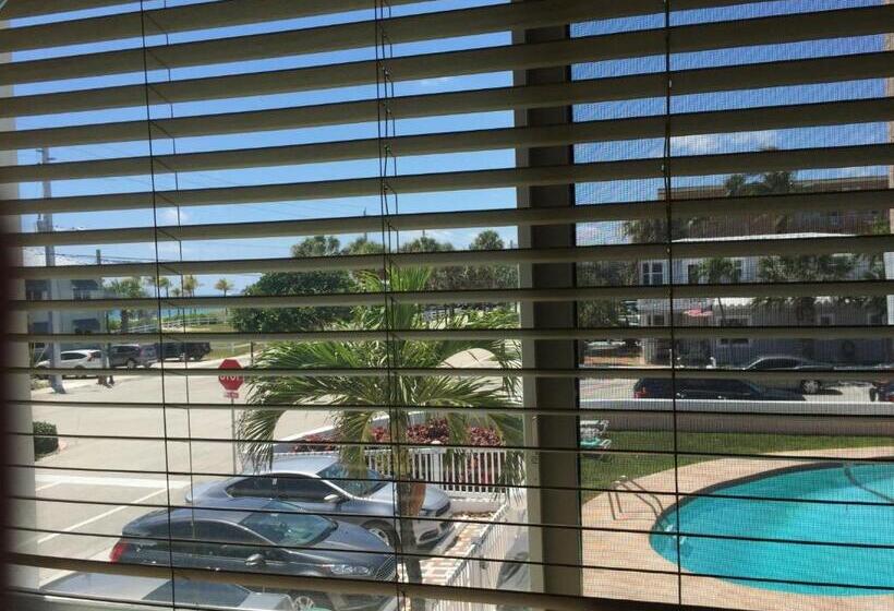 מיטת קינג בסוויטה, Coral Key Inn
