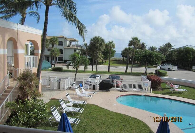 מיטת קינג בסוויטה, Coral Key Inn