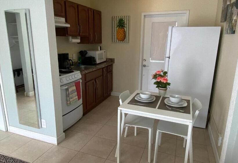 סטודיו דלוקס, Coral Key Inn