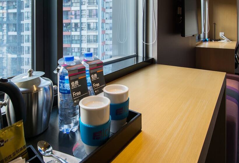 带2个双人床的标准工作室, Aloft Guangzhou University Park
