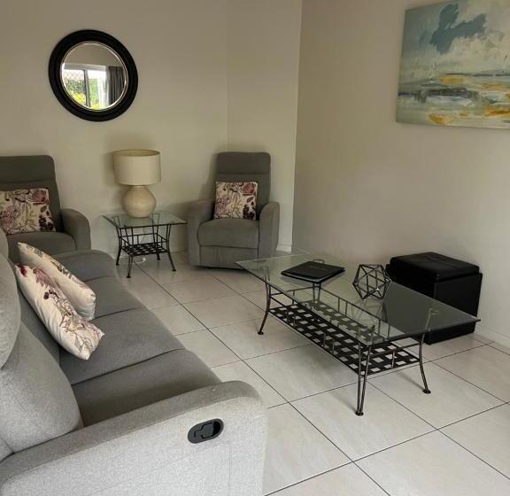 Апартаменты 2 Спальни, White Crest Apartments