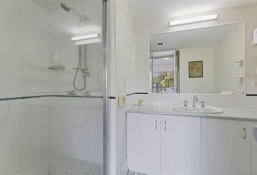 Апартаменты 2 Спальни, White Crest Apartments