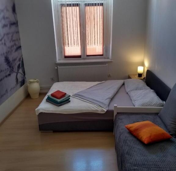 Студия Стандарт, Hostel Staromiejski