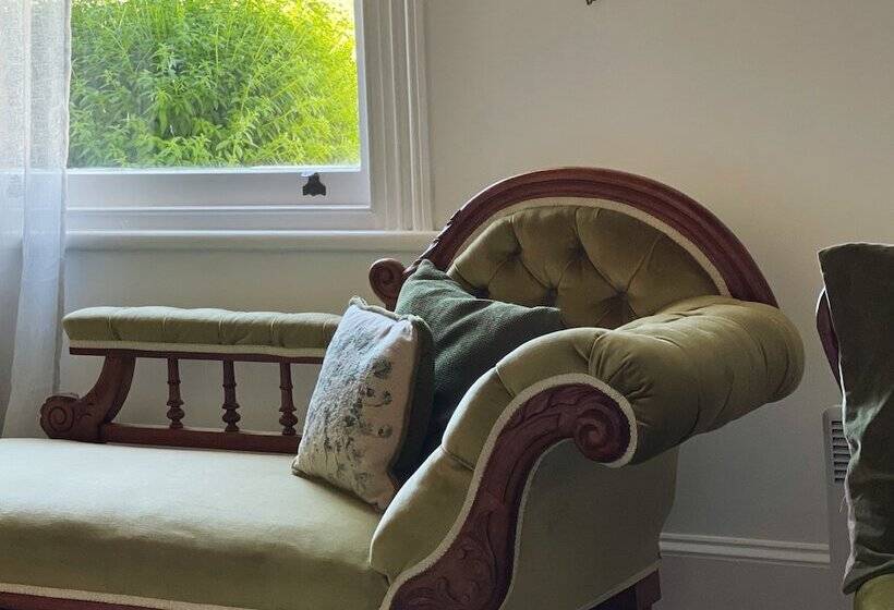 Номер Стандарт, Cambridge House
